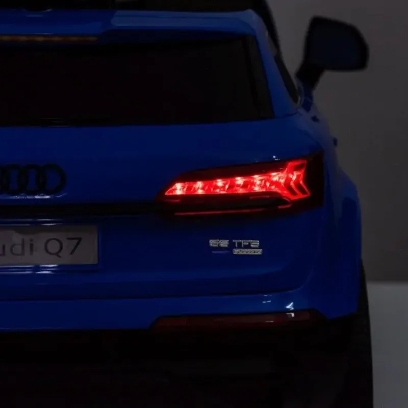 Дитяча акумуляторна машинка Audi Q7 NEW LIFT Синя Дитяча акумуляторна машинка Audi Q7 NEW LIFT Синя