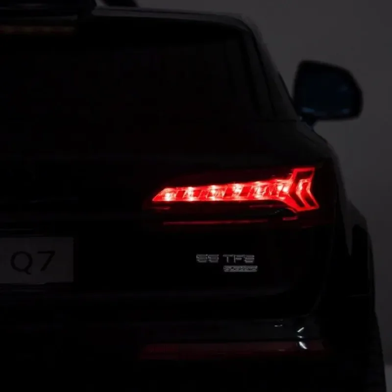 Дитяча акумуляторна машинка Audi Q7 NEW LIFT Синя Дитяча акумуляторна машинка Audi Q7 NEW LIFT Синя