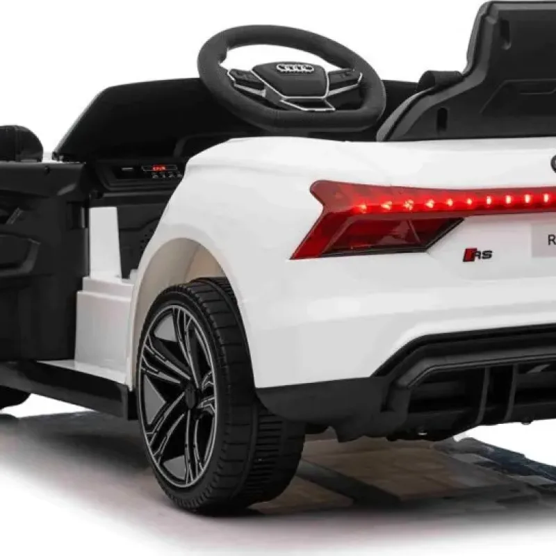Дитяча акумуляторна машинка Audi RS E-Tron GT Біла