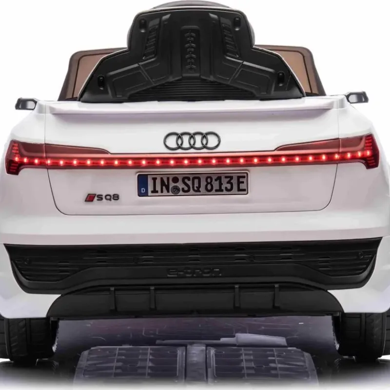 Дитяча акумуляторна машинка Audi SQ8 Біла