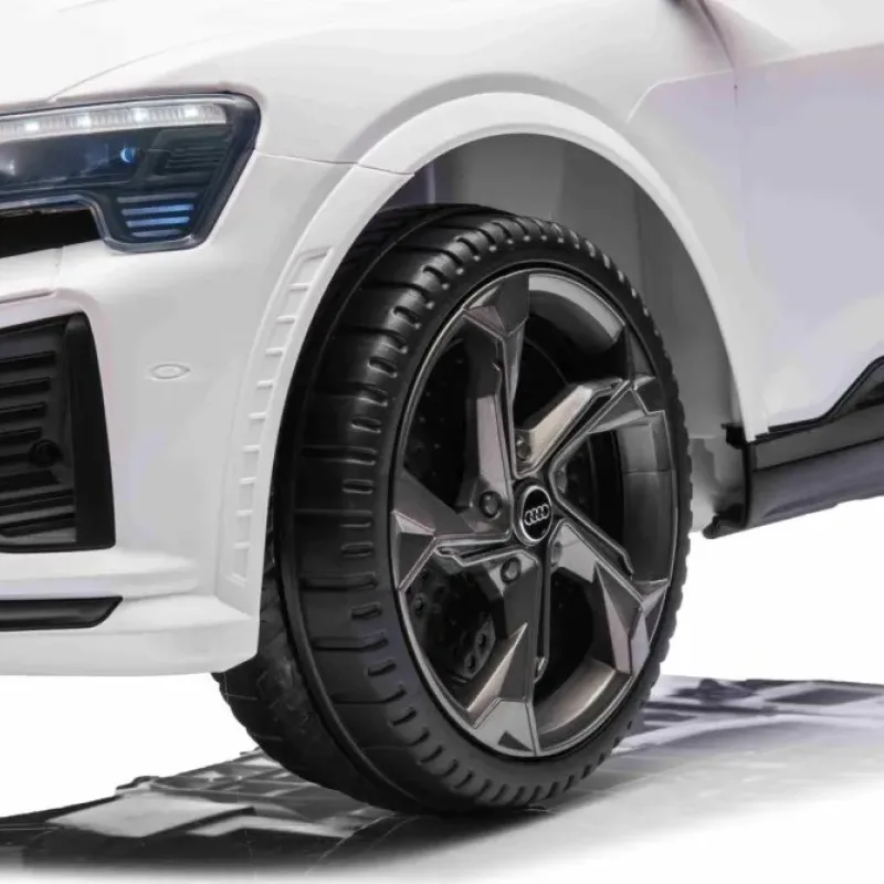 Дитяча акумуляторна машинка Audi SQ8 Біла