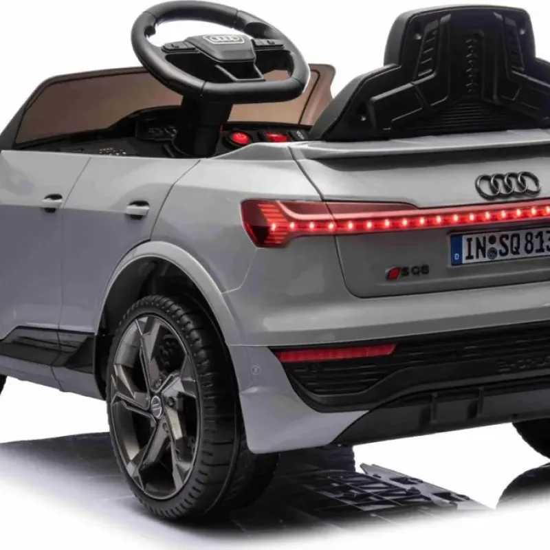 Дитяча акумуляторна машинка Audi SQ8 Сіра