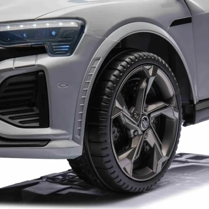 Дитяча акумуляторна машинка Audi SQ8 Сіра