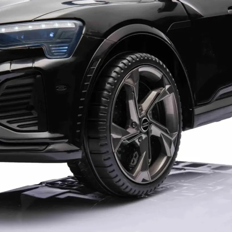 Дитяча акумуляторна машинка Audi SQ8 Чорна Дитяча акумуляторна машинка Audi SQ8 Чорна