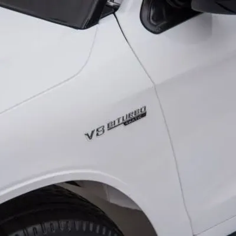 Дитяча акумуляторна машинка Mercedes Benz GLC63S Біла