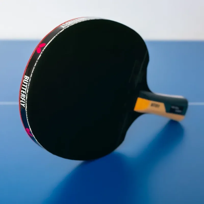 Ракетка для настільного тенісу BUTTERFLY Timo Boll Carbon, чорно-червона Ракетка для настільного тенісу BUTTERFLY Timo Boll Carbon, чорно-червона