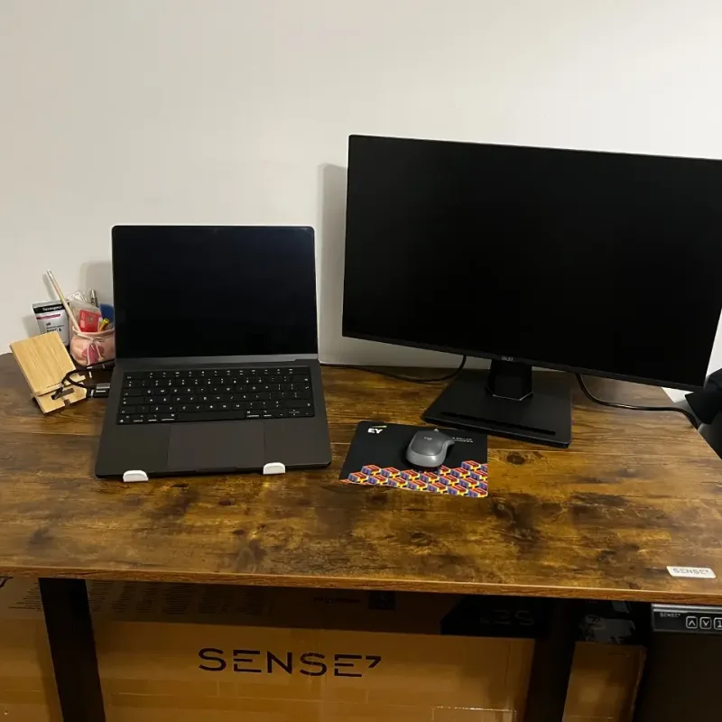 Комп'ютерний стіл SENSE7 NOJO LIGHT 120×60 см з електричним регулюванням висоти, темно-коричневий Комп'ютерний стіл SENSE7 NOJO LIGHT 120×60 см з електричним регулюванням висоти, темно-коричневий