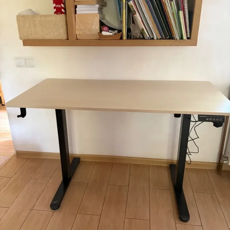 Комп'ютерний стіл SENSE7 NOJO LIGHT 120×60 см з електричним регулюванням висоти, світло-коричнево-чорний Комп'ютерний стіл SENSE7 NOJO LIGHT 120×60 см з електричним регулюванням висоти, світло-коричнево-чорний