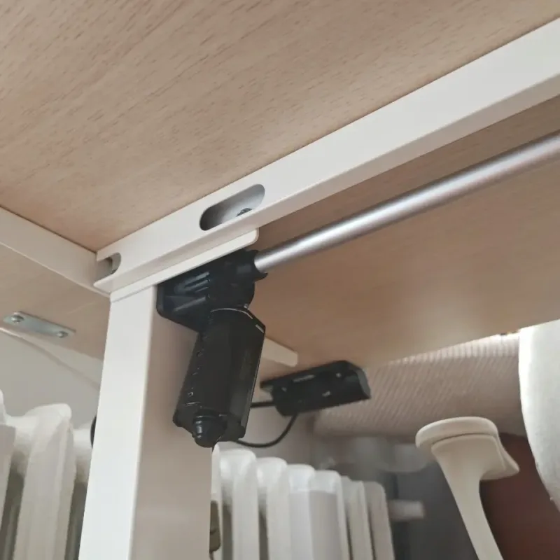 Комп'ютерний стіл SENSE7 NOJO LIGHT 120×60 см з електричним регулюванням висоти, світло-коричнево-білий Комп'ютерний стіл SENSE7 NOJO LIGHT 120×60 см з електричним регулюванням висоти, світло-коричнево-білий