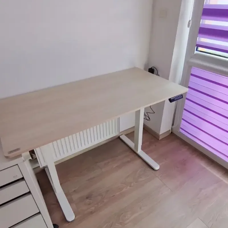 Комп'ютерний стіл SENSE7 NOJO LIGHT 120×60 см з електричним регулюванням висоти, світло-коричнево-білий Комп'ютерний стіл SENSE7 NOJO LIGHT 120×60 см з електричним регулюванням висоти, світло-коричнево-білий
