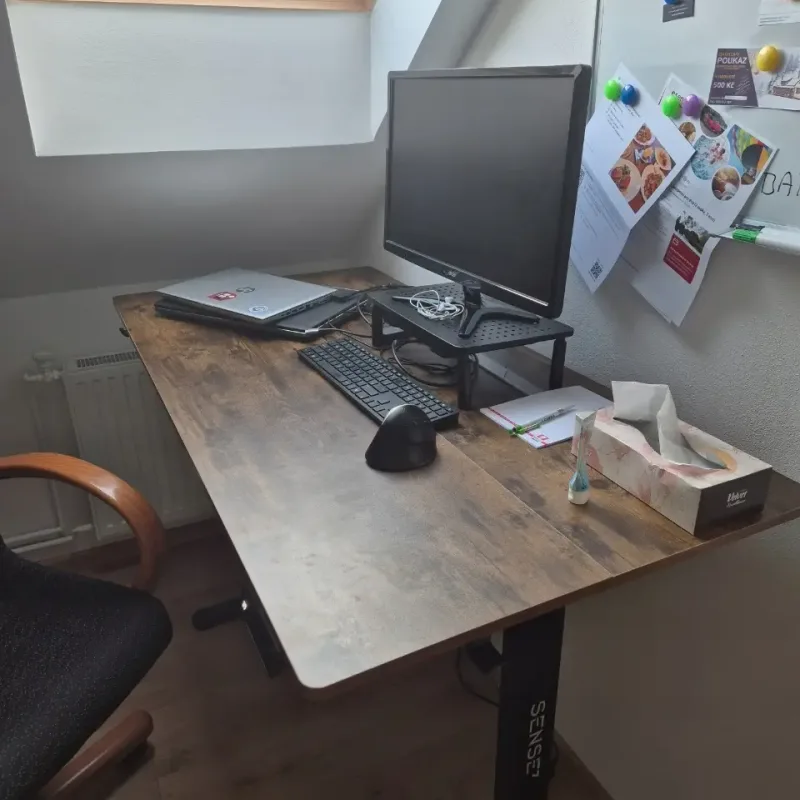 Комп'ютерний стіл SENSE7 NOJO LIGHT 140×70 см з електричним регулюванням висоти, темно-коричневий Комп'ютерний стіл SENSE7 NOJO LIGHT 140×70 см з електричним регулюванням висоти, темно-коричневий