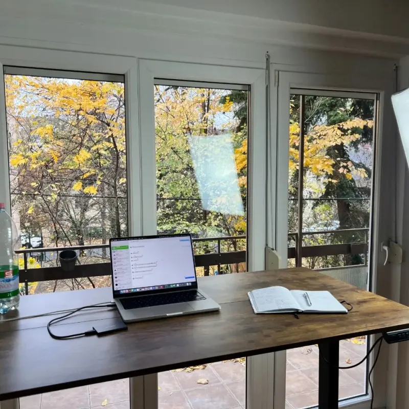 Комп'ютерний стіл SENSE7 NOJO LIGHT 140×70 см з електричним регулюванням висоти, темно-коричневий Комп'ютерний стіл SENSE7 NOJO LIGHT 140×70 см з електричним регулюванням висоти, темно-коричневий