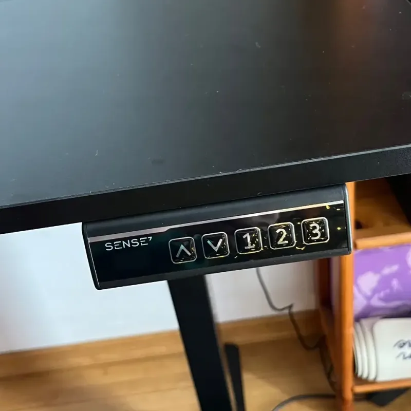 Комп'ютерний стіл SENSE7 NOJO LIGHT 120×60 см з електричним регулюванням висоти, чорний Комп'ютерний стіл SENSE7 NOJO LIGHT 120×60 см з електричним регулюванням висоти, чорний