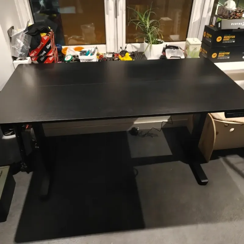 Комп'ютерний стіл SENSE7 NOJO LIGHT 140×70 см з електричним регулюванням висоти, чорний